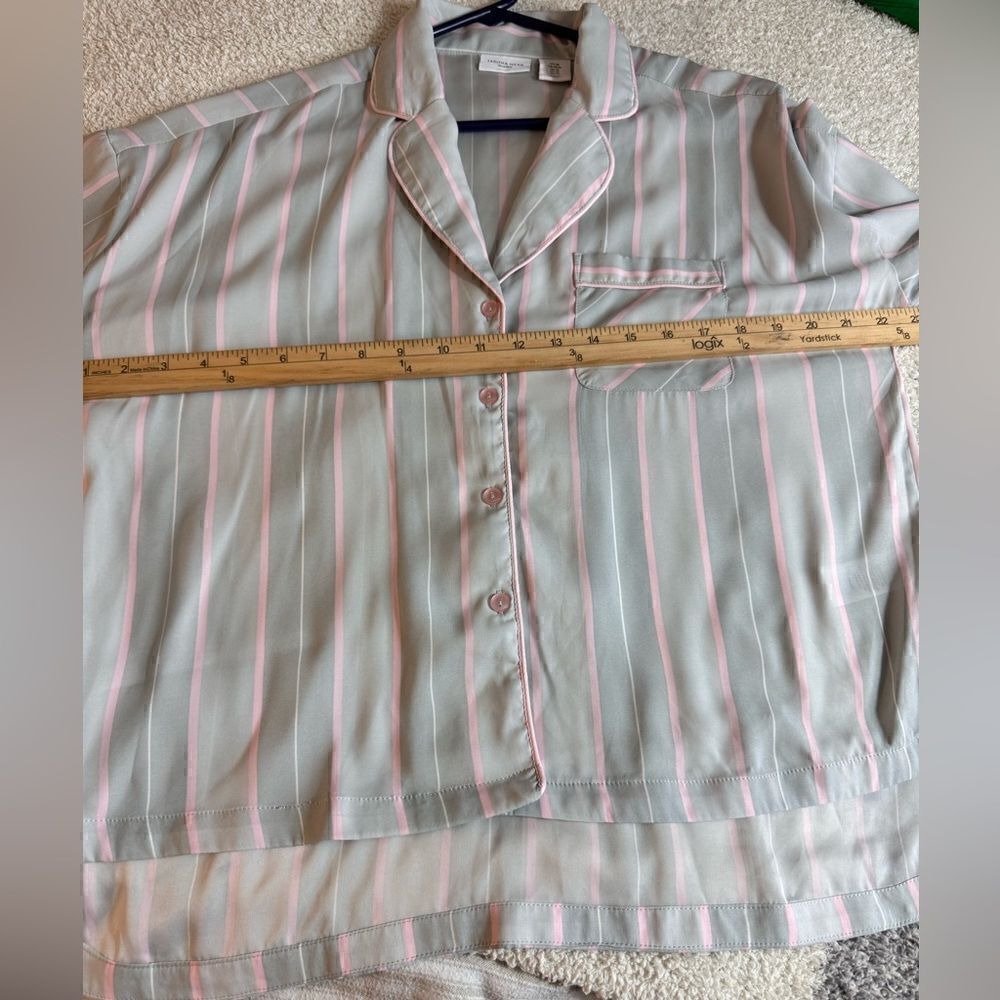 Tabitha Webb Pajama Top Womens size‎ Medium Striped Button up Satin Relaxed Fit - Picture 9 of 12